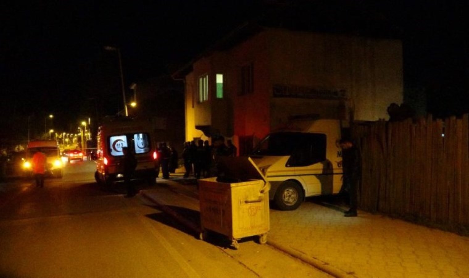 Babasının gözleri önünde tüfekle kendisini vurdu!