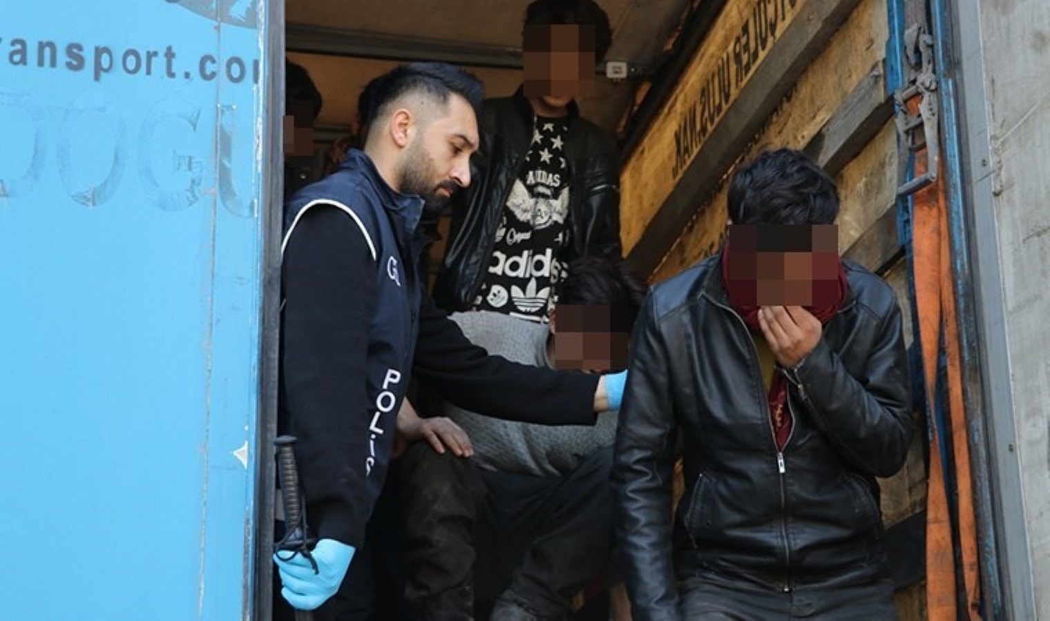 Bakır yüklü TIR’ın dorsesinden 64 kaçak göçmen çıktı