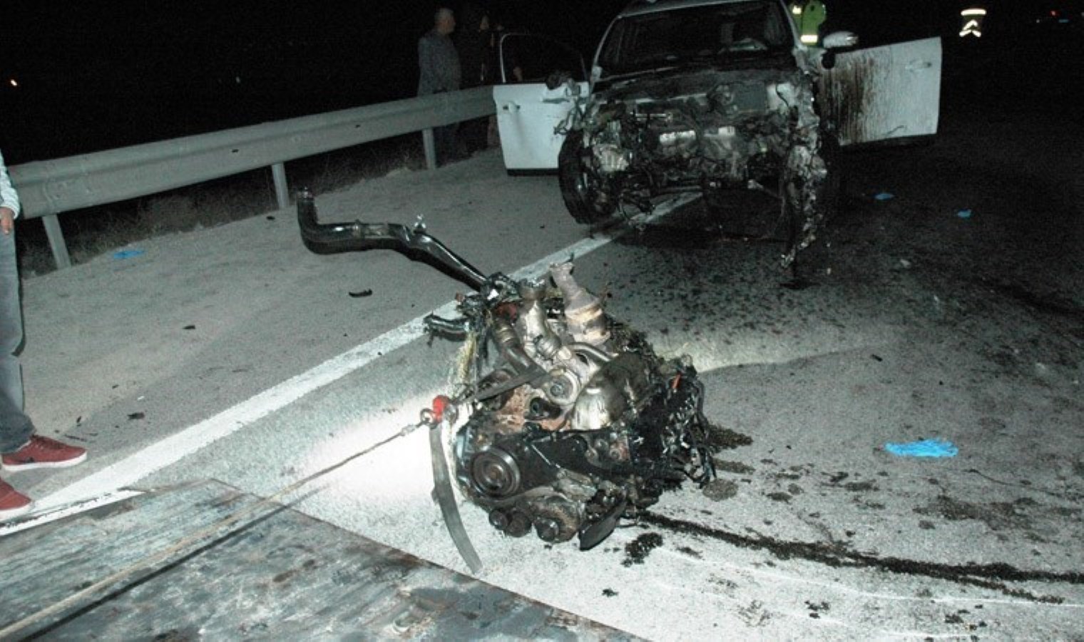 Bariyerlere çarpan arabanın motoru yerinden fırladı: 4 yaralı