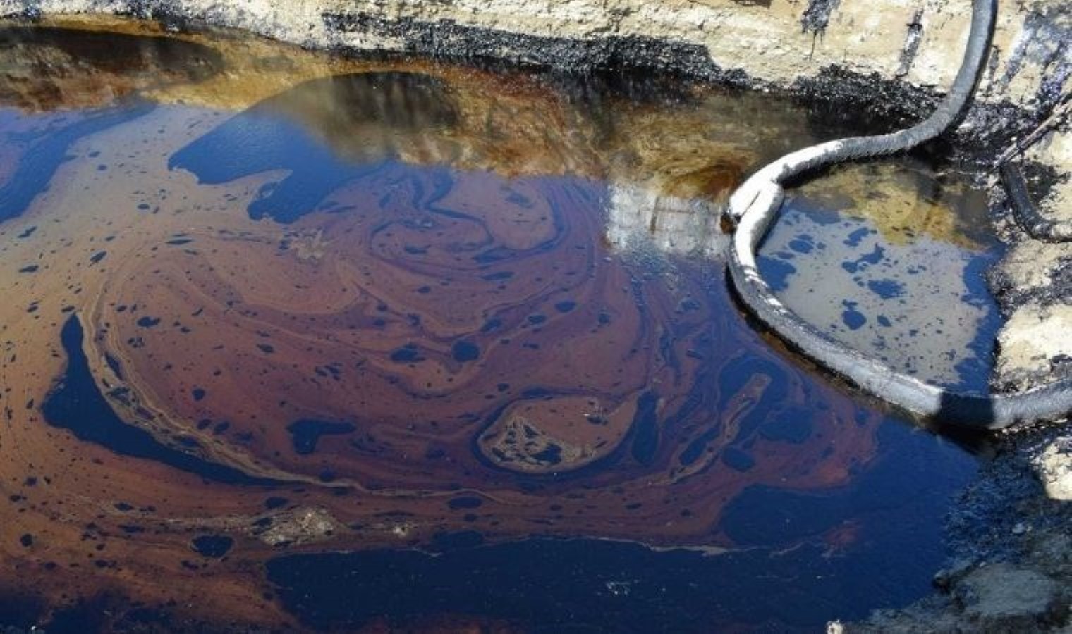 Batman’da boru çizgisinden sızan petrol dereye karıştı