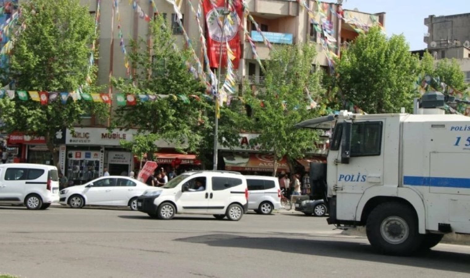 Batman’da DEM Parti vilayet binasına operasyon