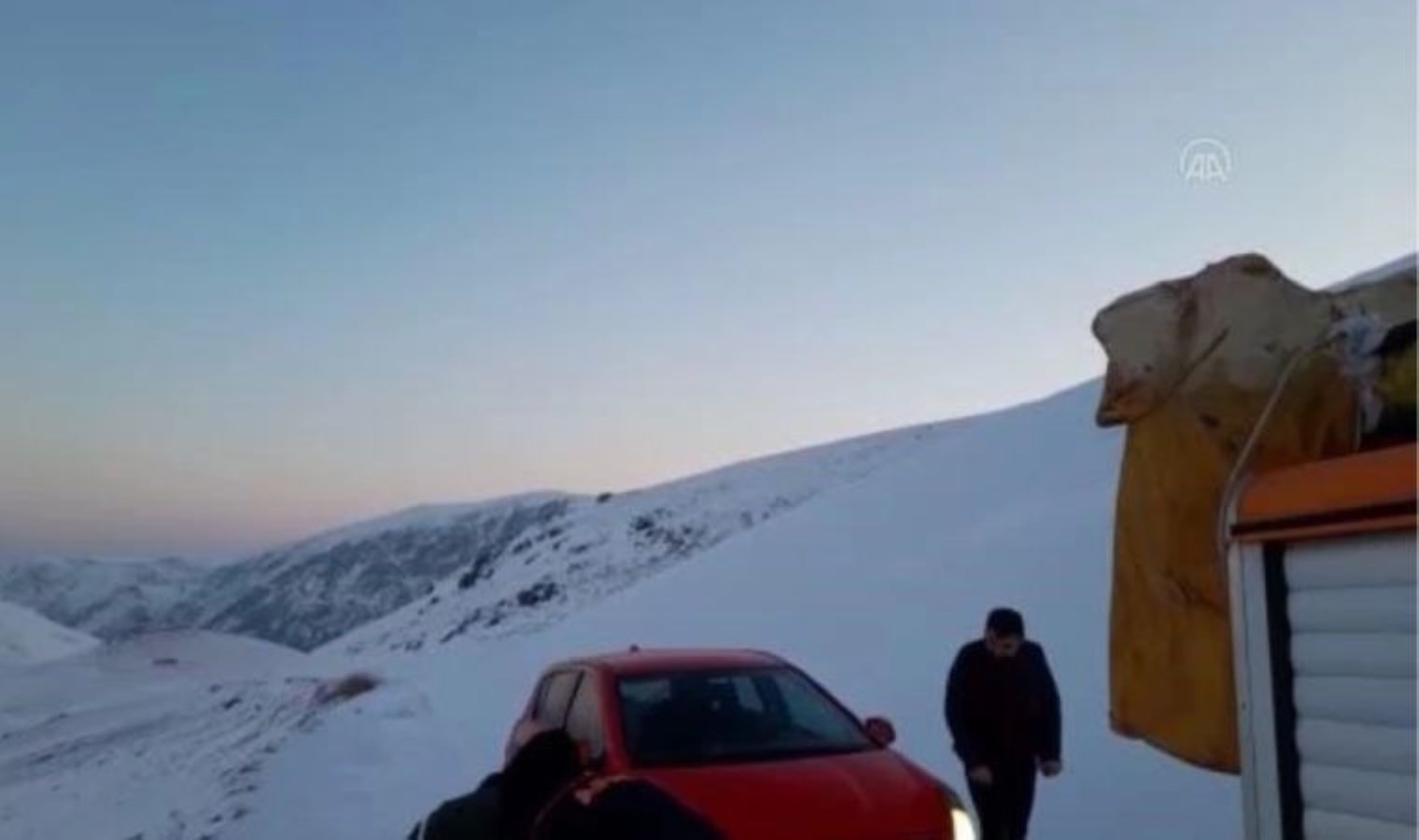 Bayburt’ta kar nedeniyle dağ yolunda mahsur kalan 4 turist kurtarıldı