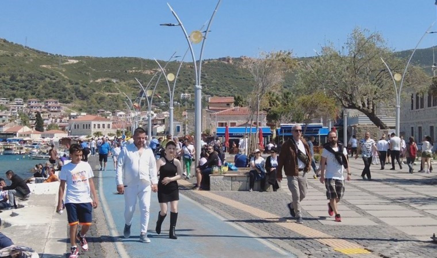 Bayram tatilini fırsat bilenler Foça’ya akın etti