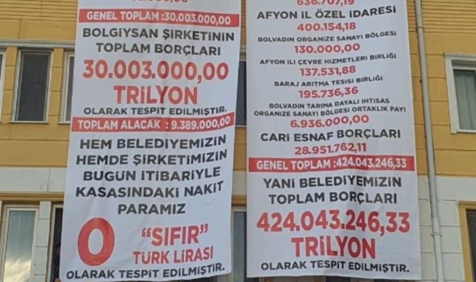 Belediye binasına pankart astılar: MHP’li yeni lider AKP’li liderin borçlarını ‘duyurdu’