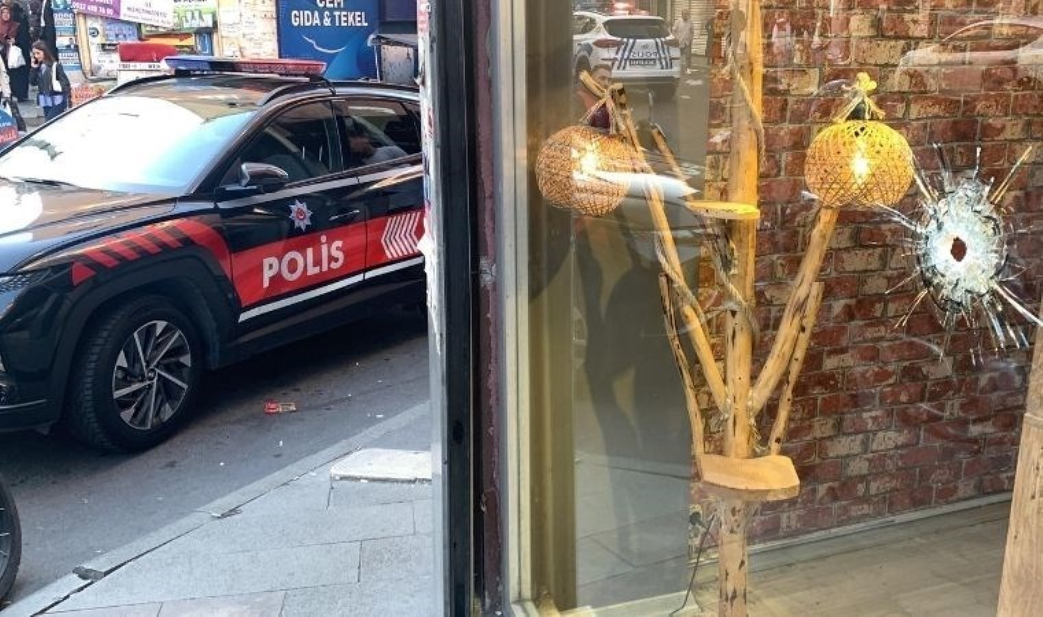 Beyoğlu’nda silahlı hücum… 3’ü ağır 4 yaralı!