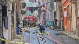 Beyoğlu’nda yangında can pazarı: Binalardan alevler yükseldi, içeride mahsur kalanlar oldu!