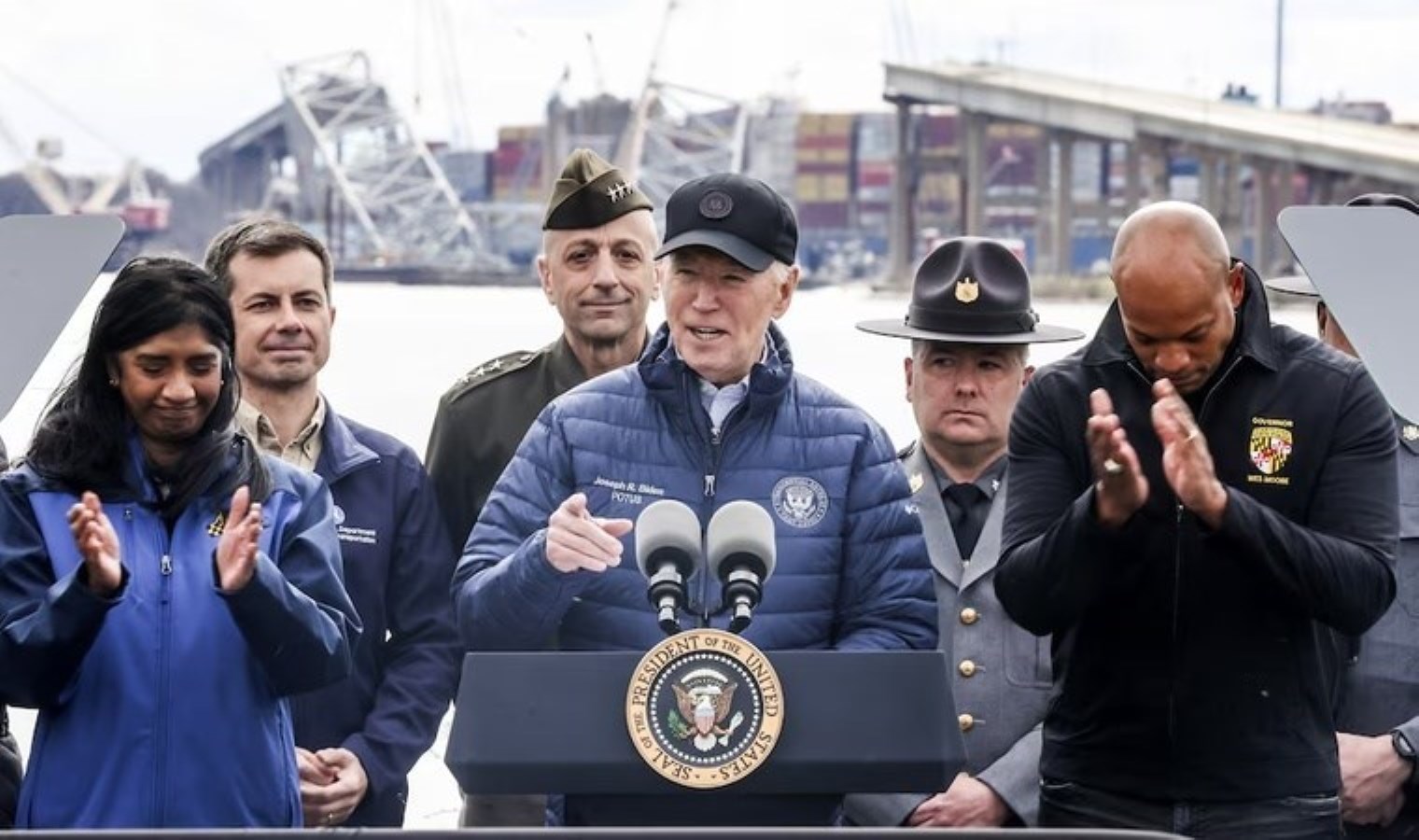 Biden, Francis Scott Key Köprüsü’nü inceledi: Yine inşa edilecek