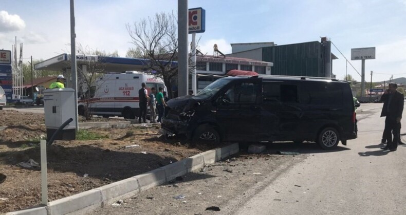 Bingöl’de minibüs ve hafif ticari araç çarpıştı: 15 yaralı