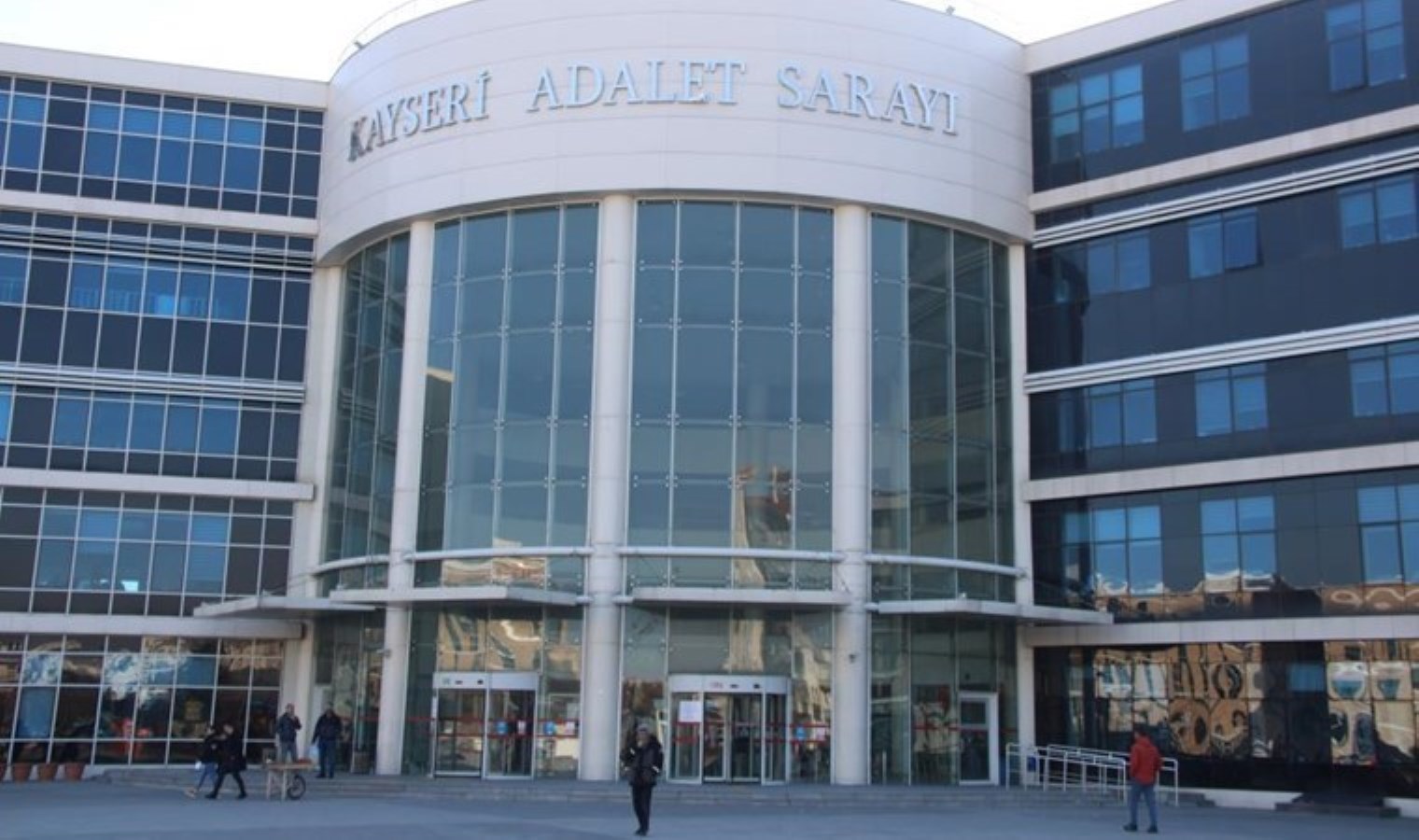Bir daireyi farklı bireylere sattı: Müteahhit yargılanıyor!