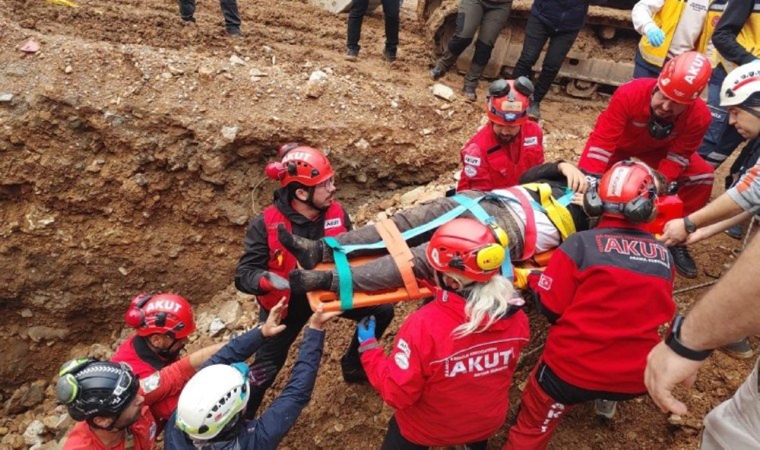 Bodrum’da personeller toprak altına kaldı!