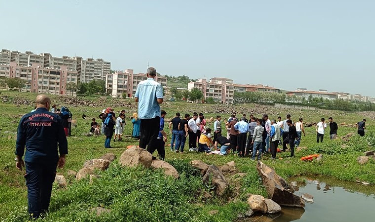 Boğulma tehlikesi geçiren 2 çocuğu mahalleli kurtardı