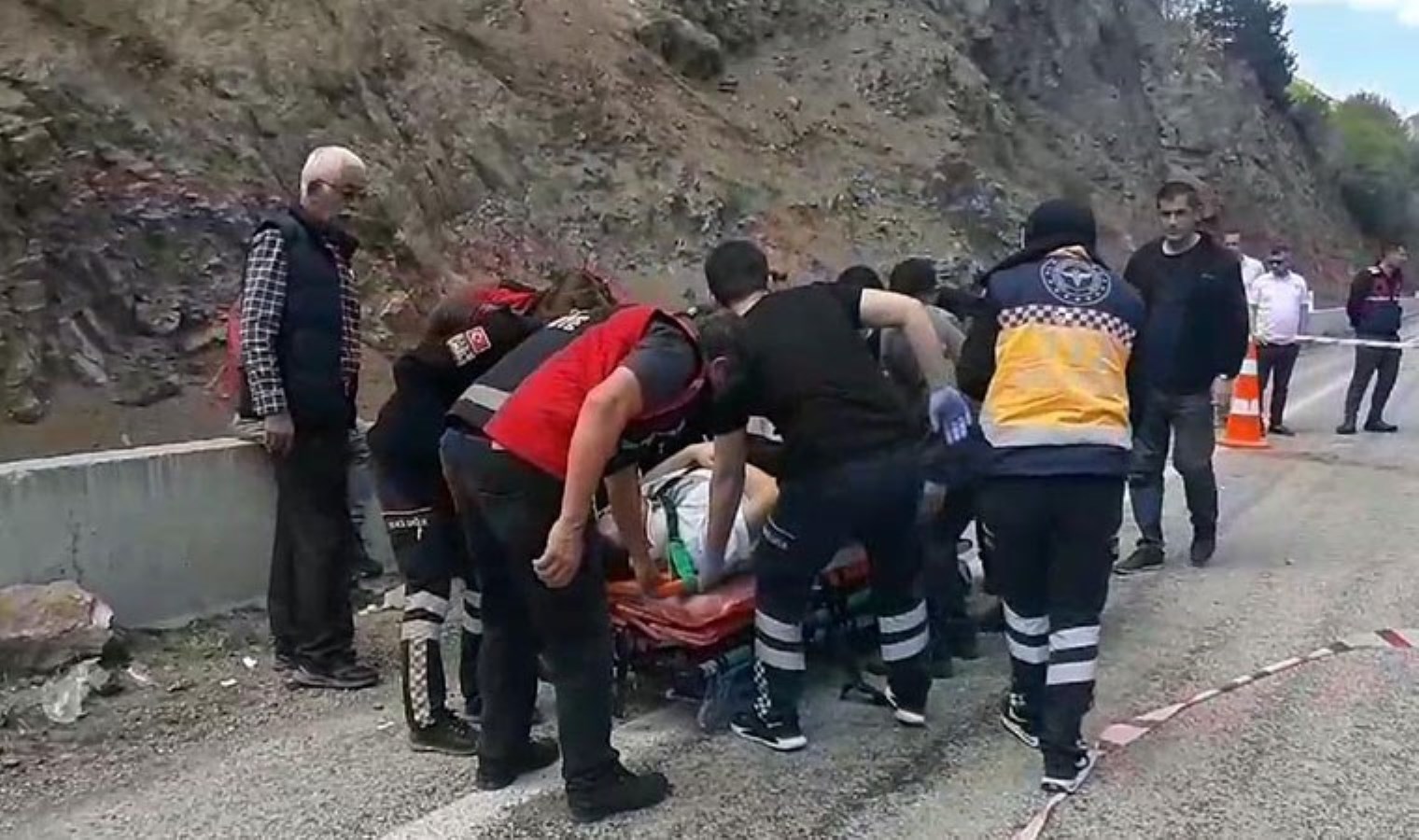Bolu’da 2 minibüs baş başa çarpıştı: 11’i öğrenci 15 yaralı