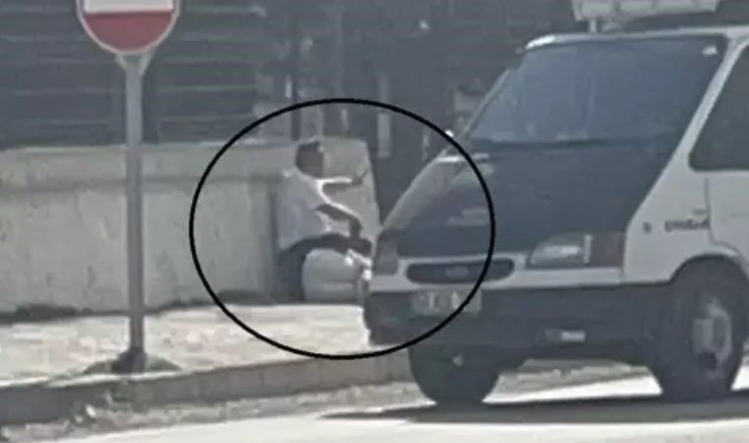 Boşanma basamağındaki eşini tabancayla vurup rehin aldı