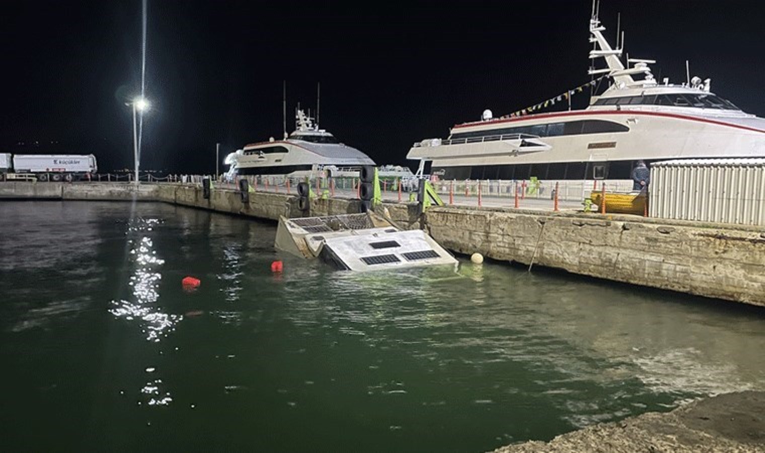 BUDO iskelesinin yanında tekne battı: Çalışmalar sürüyor…