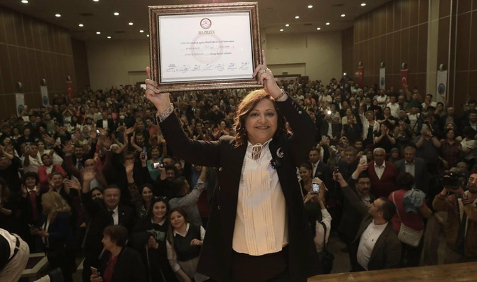 Burcu Köksal, mazbatasını aldı: ‘Afyonkarahisarımın 74 yıllık hasreti sona erdi’