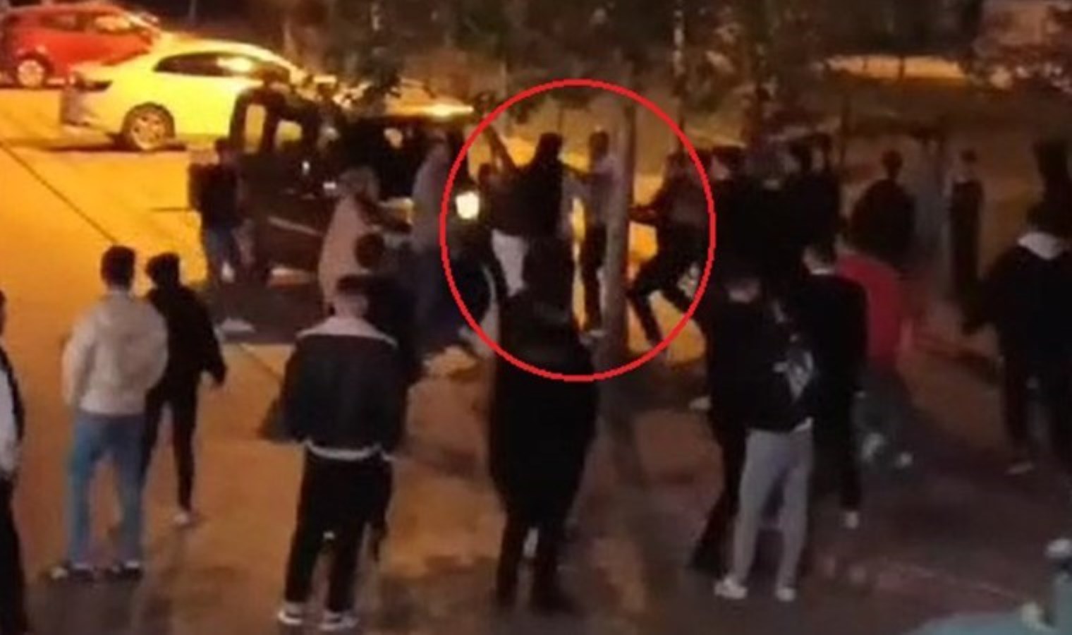 Bursa’da iki aile ortasında tekmeli, yumruklu kavga!