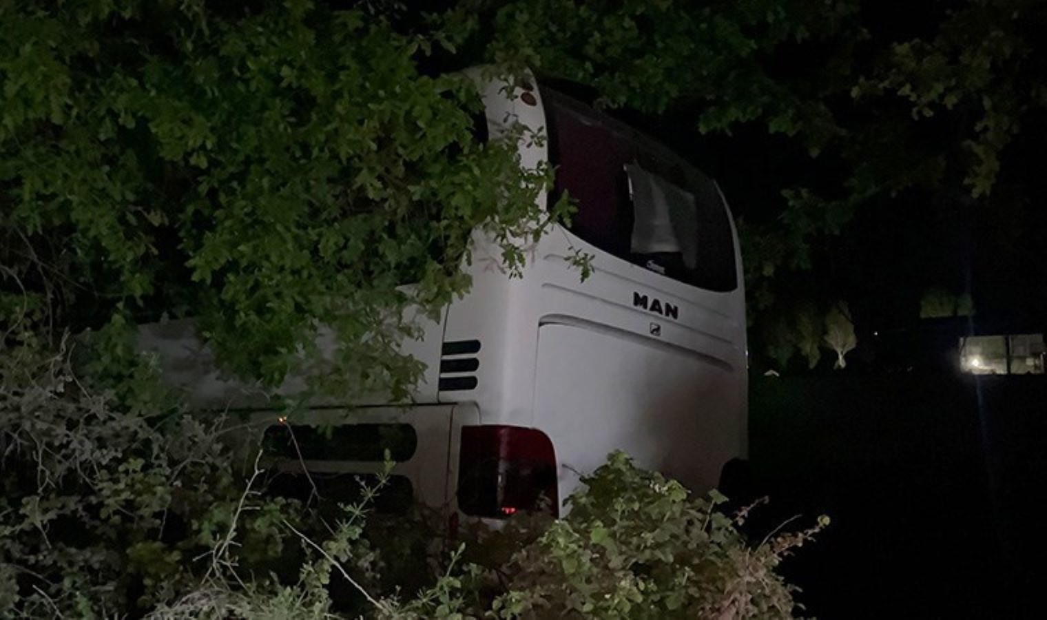 Bursa’da servis otobüsü yol kenarındaki toprağa girdi