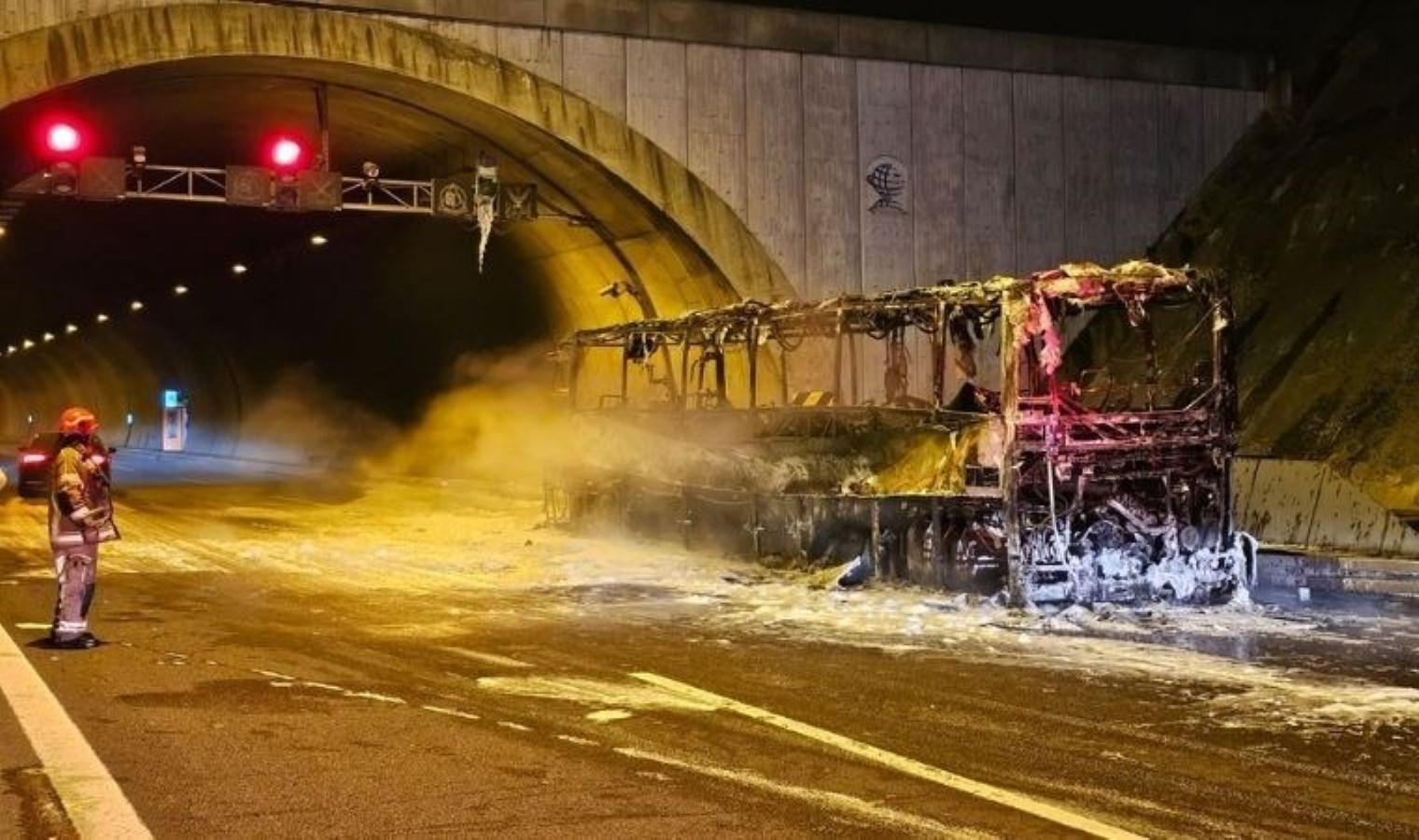 Bursa’da yolcu otobüsünde yangın çıktı: İstanbul-İzmir otoyolu trafiğe kapandı!