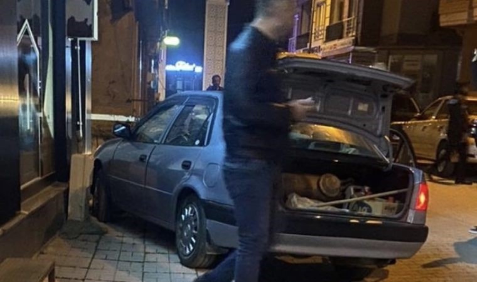 Çalışır durumdaki aracın içinde meyyit bulundu