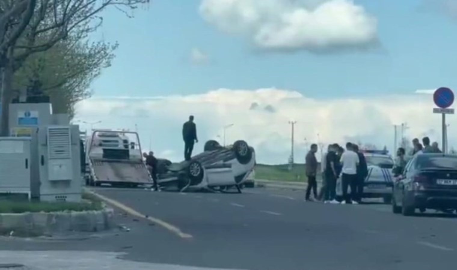 Çarpışan arabalardan biri aksi döndü: 4 yaralı