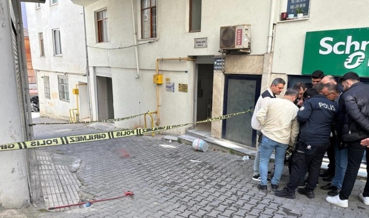 Çatıdan düştü… Hayatını kaybetti!