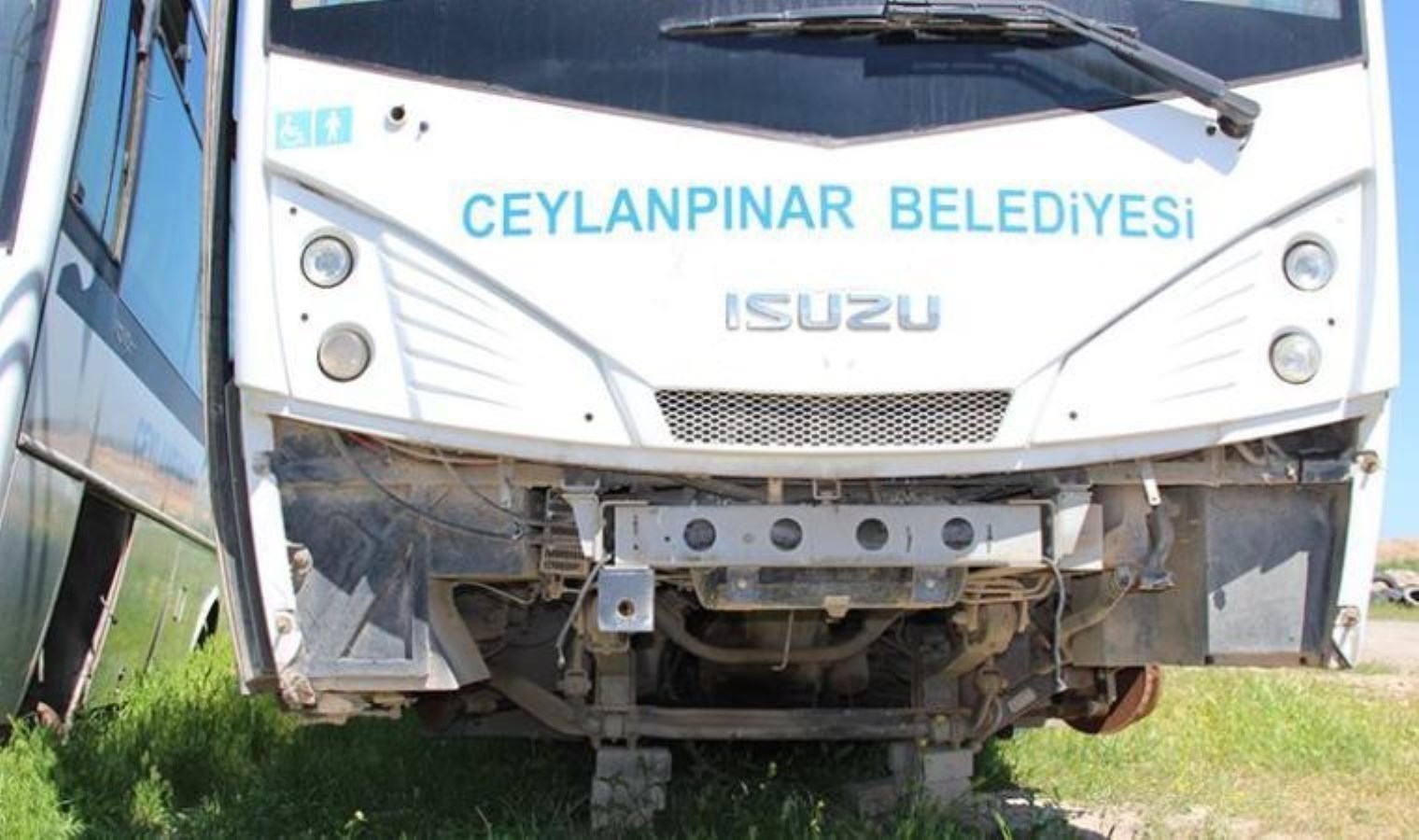 Ceylanpınar’da belediye araçları kullanılamaz halde DEM idaresine teslim edildi