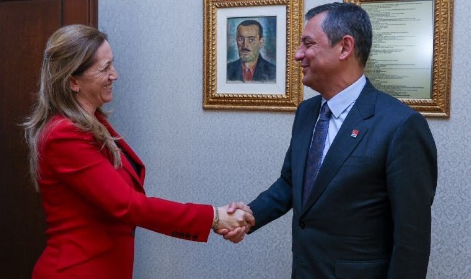 CHP Genel Başkanı Özel DİSK heyetiyle görüştü