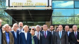 CHP lideri Özel, kurmaylarıyla Hatay’da oldubittiye itiraz etmek için YSK önüne gitti: ‘Ölülere oy attırılmış’