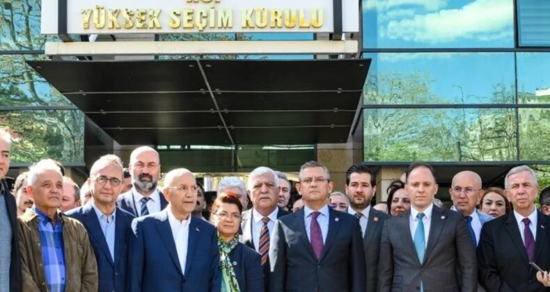 CHP lideri Özel, kurmaylarıyla Hatay’da oldubittiye itiraz etmek için YSK önüne gitti: ‘Ölülere oy attırılmış’