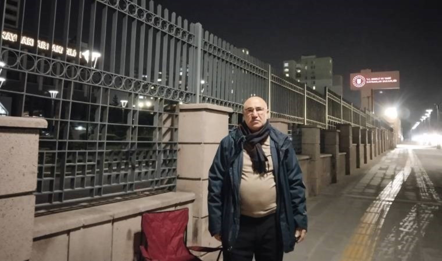 CHP’li milletvekilinden elektrik kesintilerine karşı bakanlık önünde oturma aksiyonu