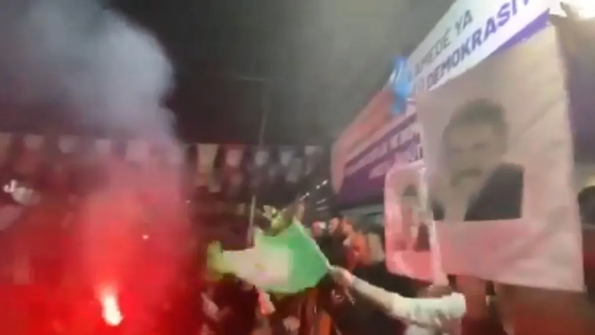 DEM Parti kutlamalarında terör kampını andıran görüntüler! Terörist başı Öcalan’ın posterlerini açtılar…