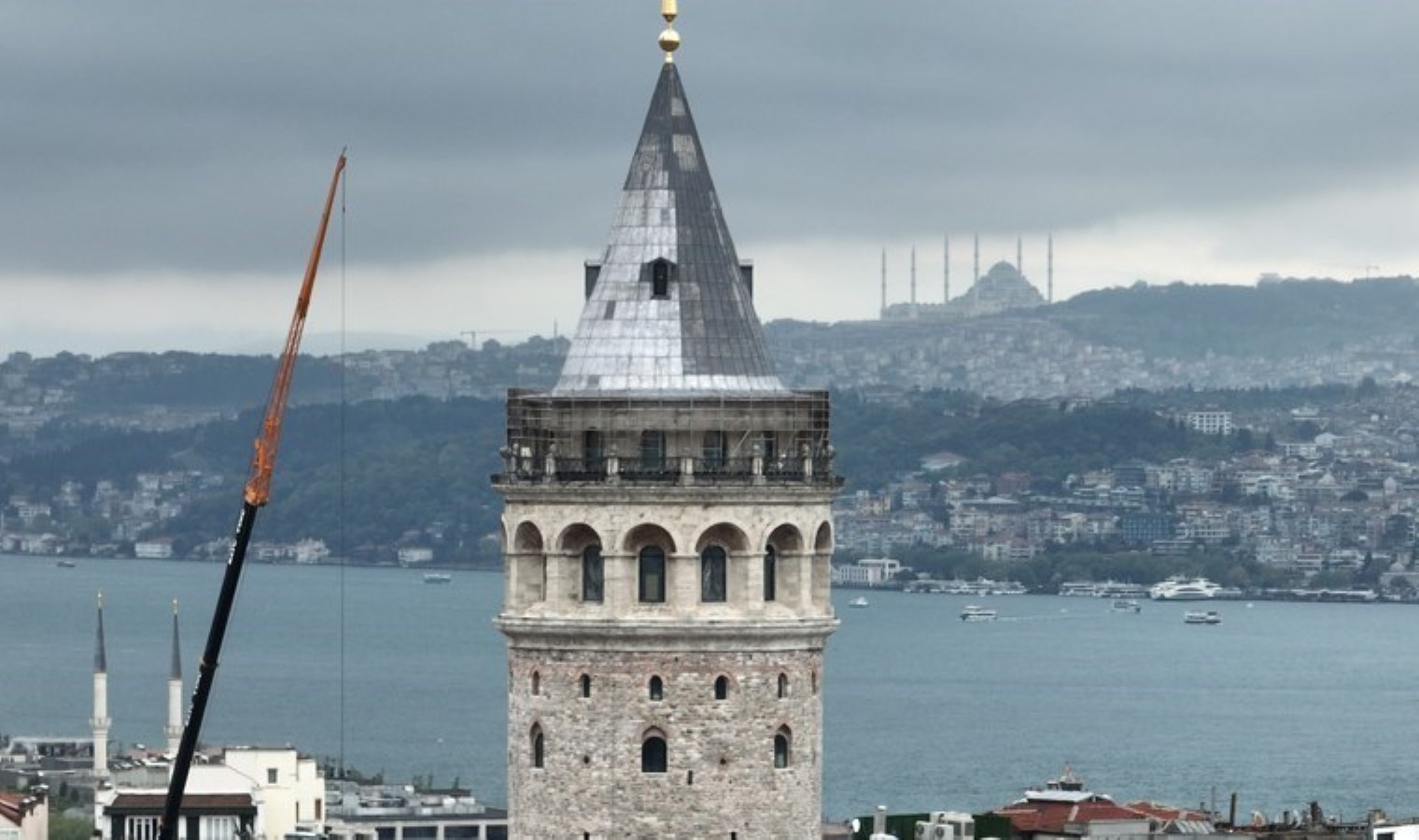 Demir parmaklıklar kaldırıldı… Galata Kulesi’nin alemine ‘paratoner’ takıldı