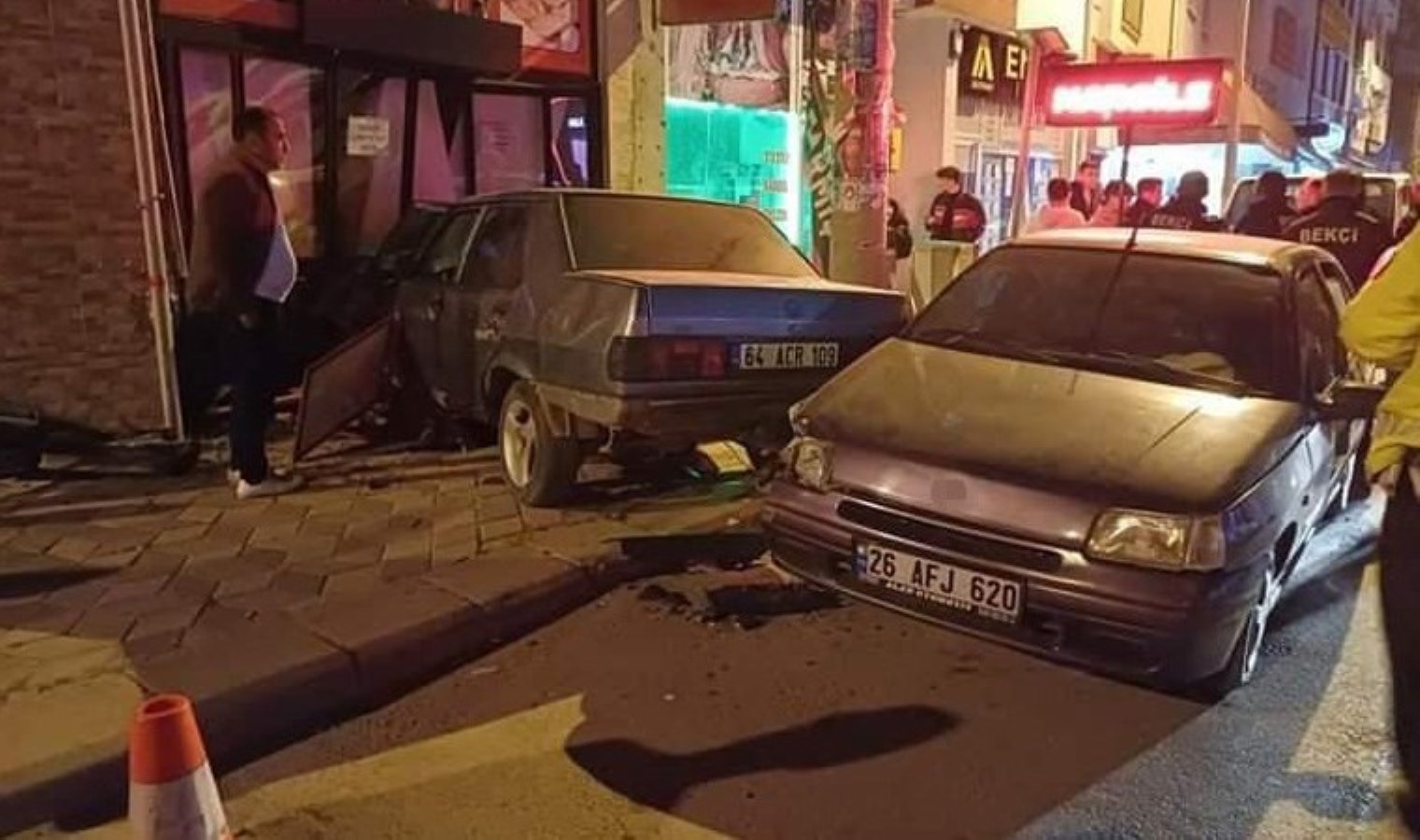 Denetimden çıkan araba dükkana daldı: 1 yaralı