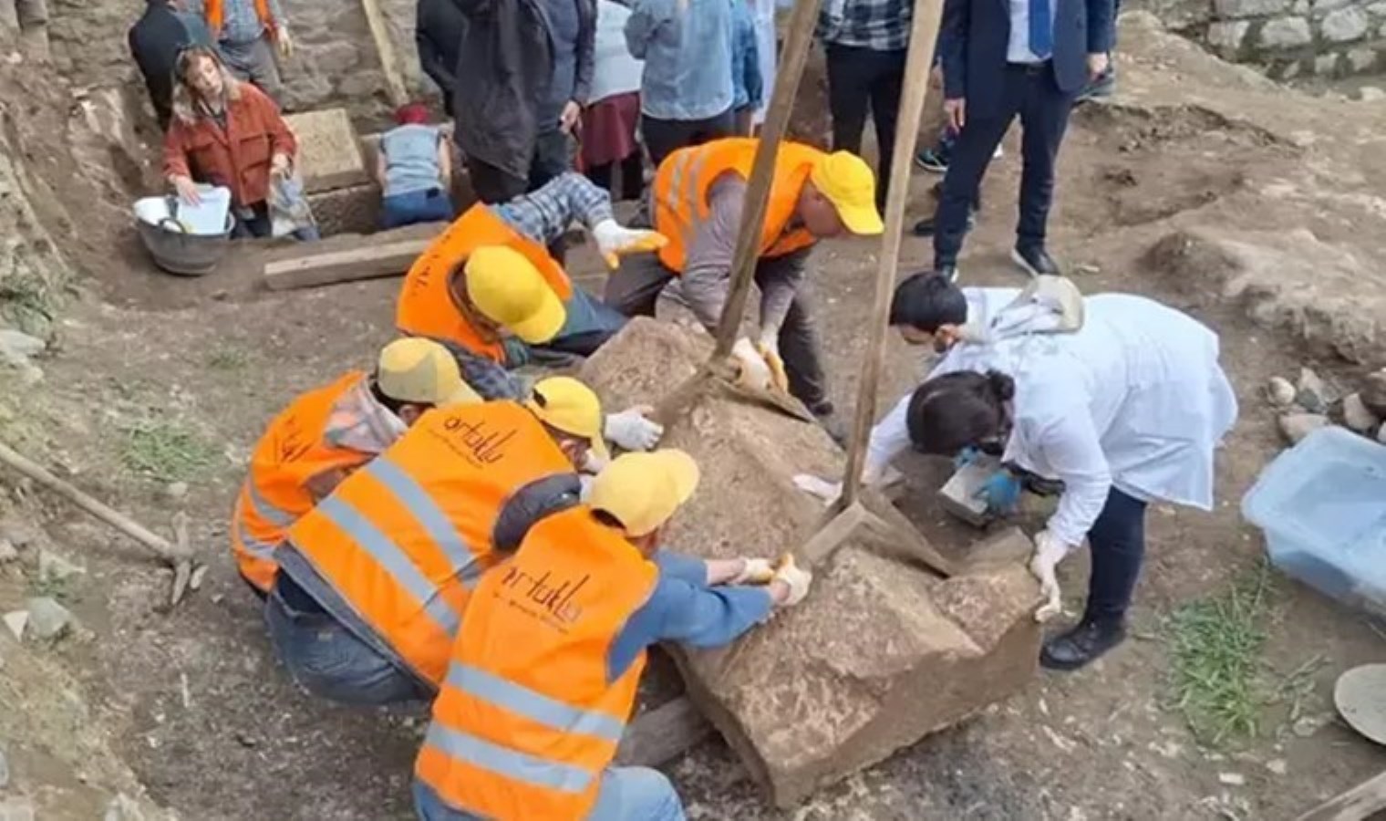 Diyarbakır’da birinci defa bulundu… Vinçle çıkarıldı