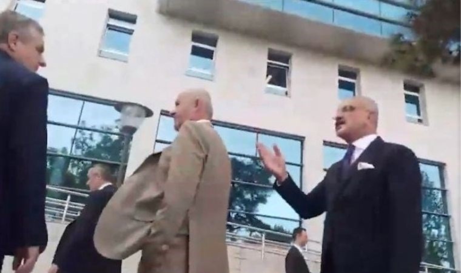 DSP lideri Önder Aksakal ile DEM Partili Sırrı Sakık ortasındaki tartışma meclis bahçesinde devam etti