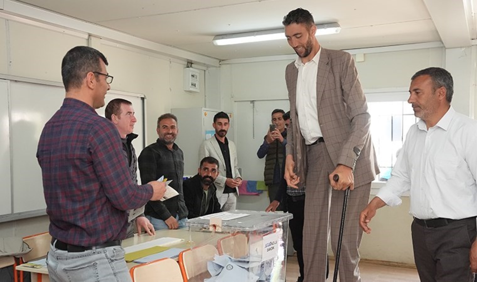 ‘Dünyanın en uzun adamı’ oyunu kullandı