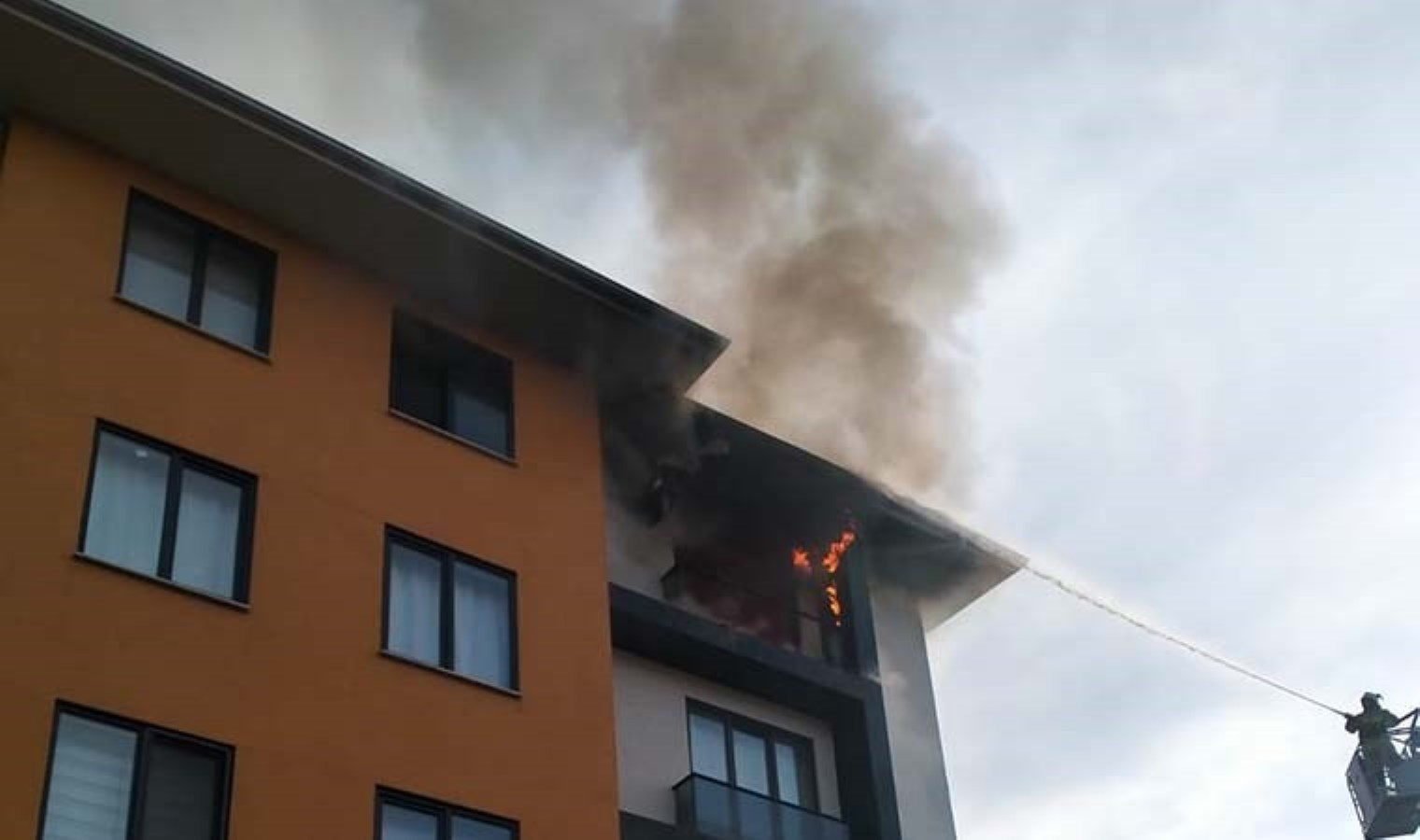 Düzce’de apartmanda çıkan yangında 3 kişi dumandan etkilendi