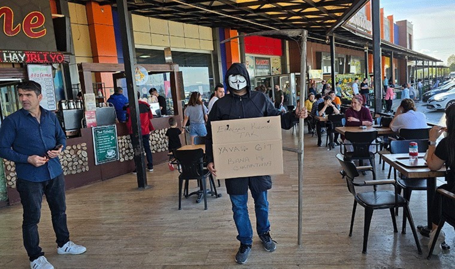 Düzce’de değişik olay… Maske takıp ‘bana iş çıkarmayın’ pankartı ile şoförleri uyardı