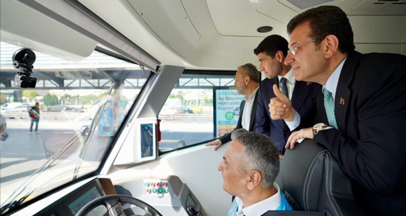 Ekrem İmamoğlu elektrikli metrobüsün test sürüşüne katıldı