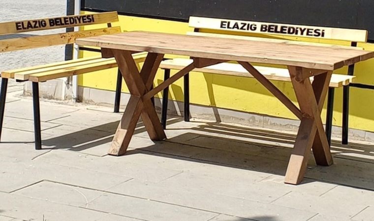 Elazığ Belediyesi, CHP’li Gürsel Erol’un taksi duraklarına gönderdiği bankları kaldırdı