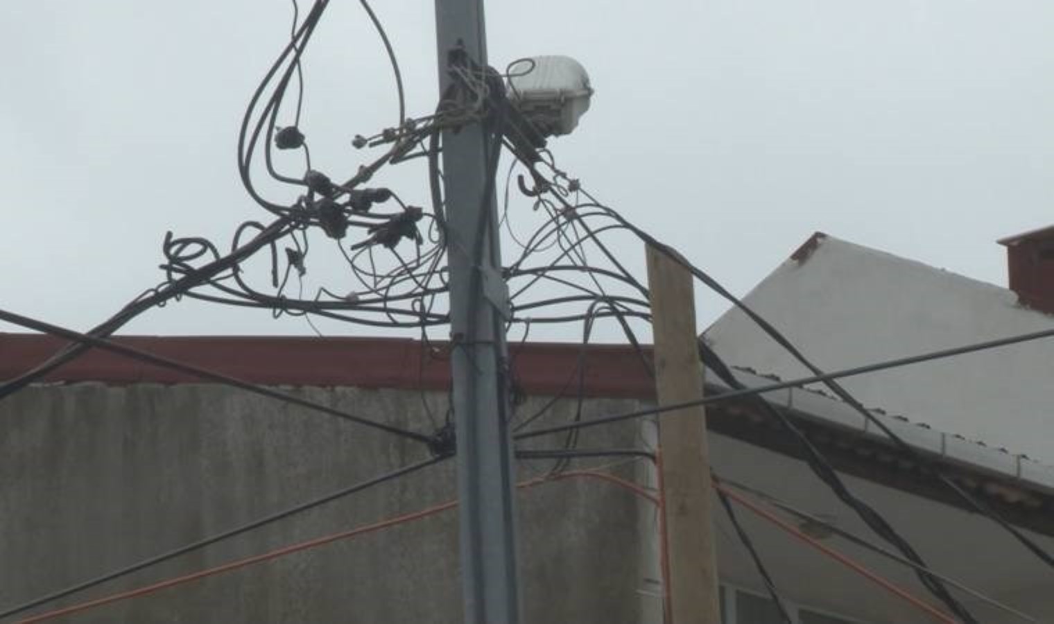 Elektriği kesip kabloları çalındığı anlar kamerada