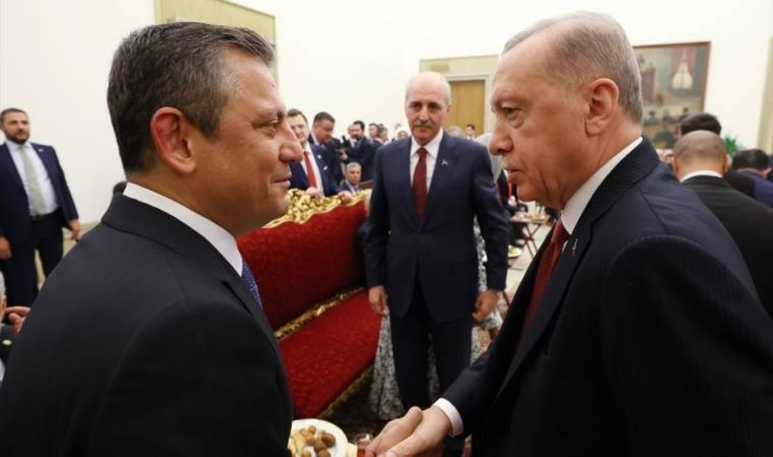 Erdoğan ile Özel, Meclis resepsiyonunda bir ortaya geldi, haftaya görüşecekler: Birinci buluşma çay sohbetinde