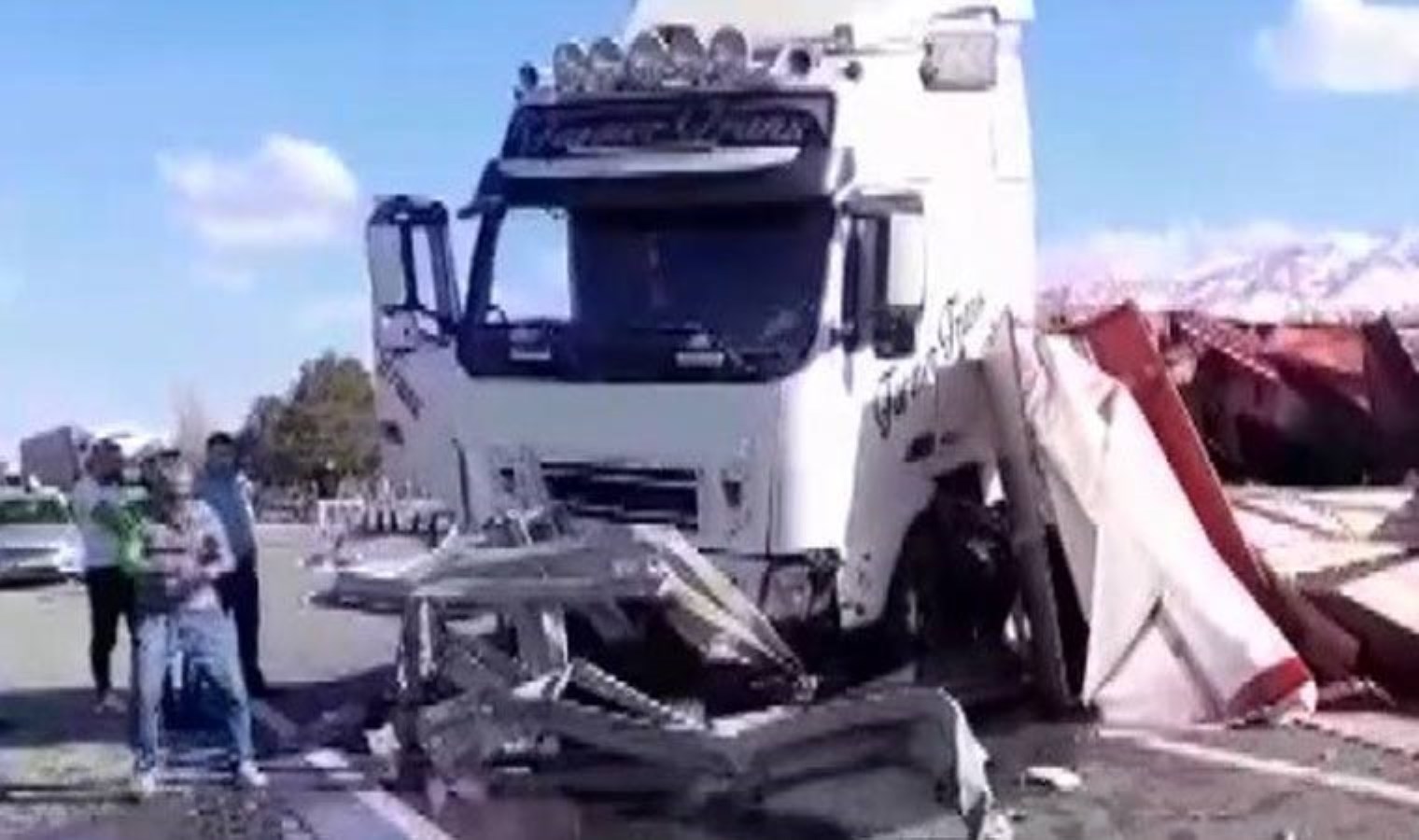 Erzurum karayolunda TIR devrildi, yol uzun mühlet ulaşıma kapandı