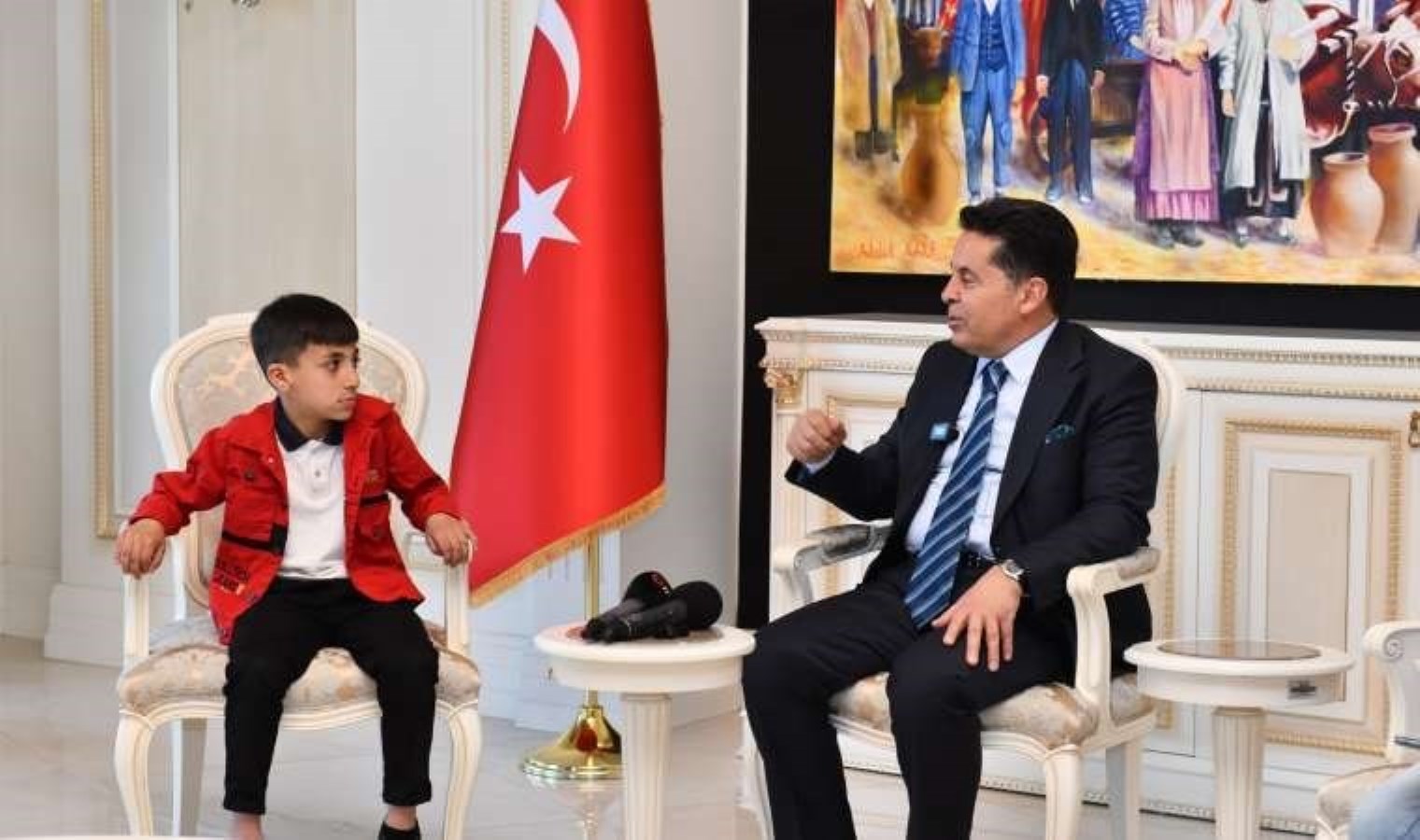 Esenyurt Belediye Başkanı, sokak köpeğini yağmurdan koruyan çocuğu ağırladı