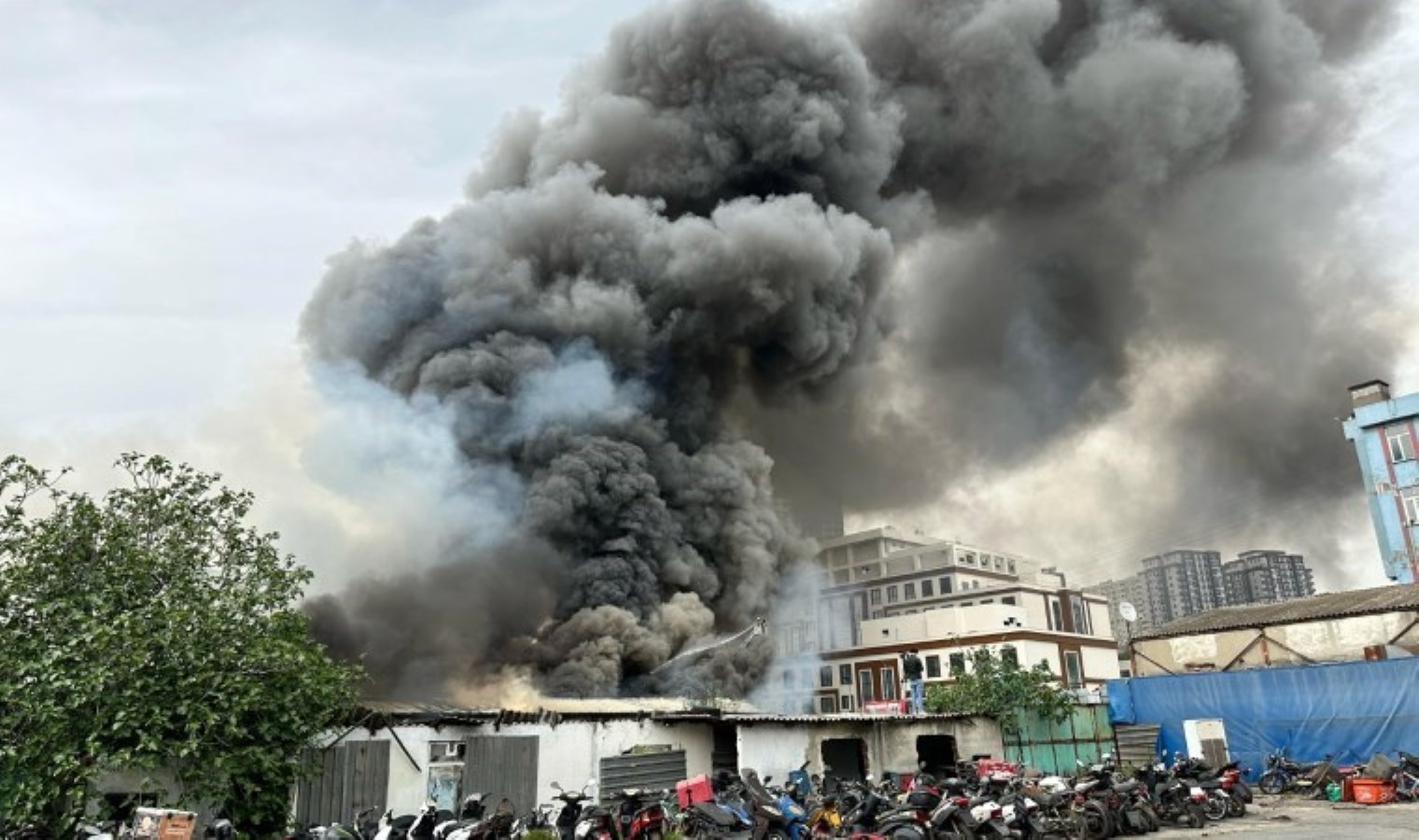 Esenyurt’ta fabrika yangını: 2 saat sonra denetim altına alındı