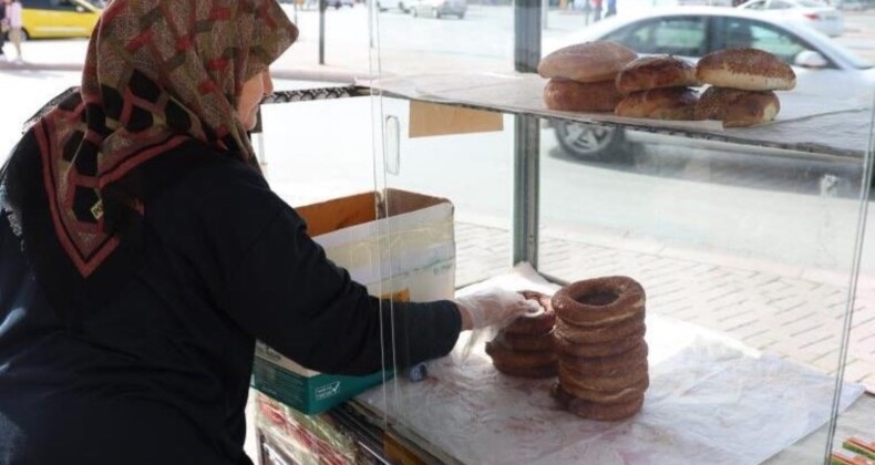 Eşinden aldığı tezgahla 17 yıldır ‘simitçi teyze’ oldu