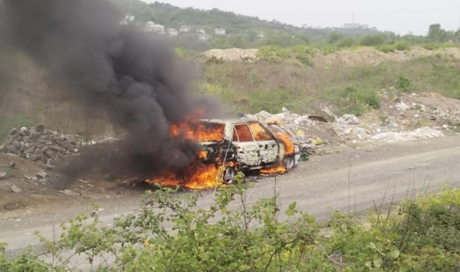 Eşine kızdı: Yol ortasında aracını ateşe verdi!