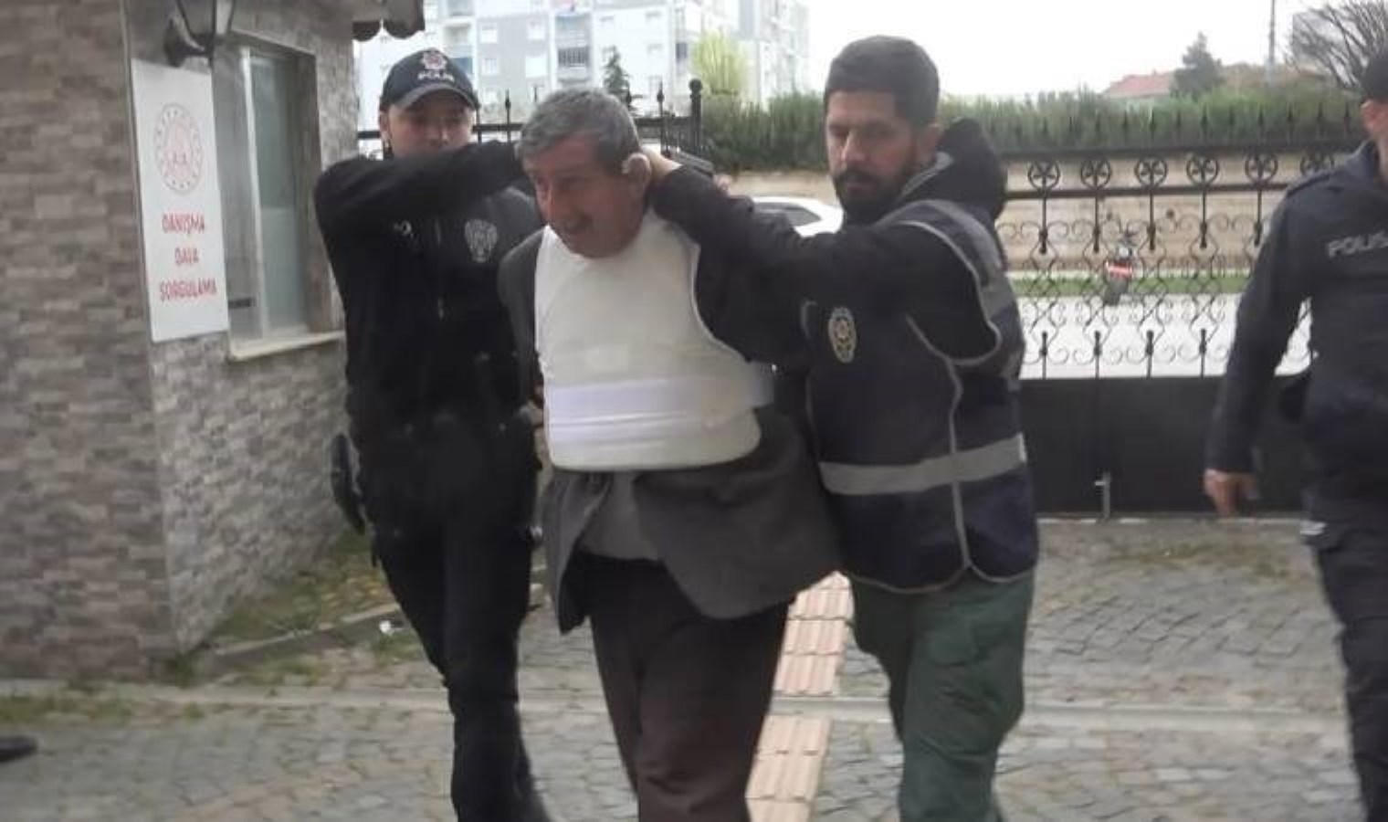 Evli olduğu bayanı sokak ortasında katletti!