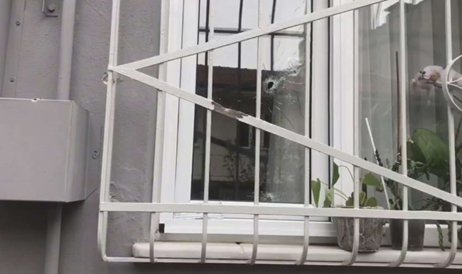 Evvel zile bastı, sonra tetiğe… Meskeni kurşunladı!