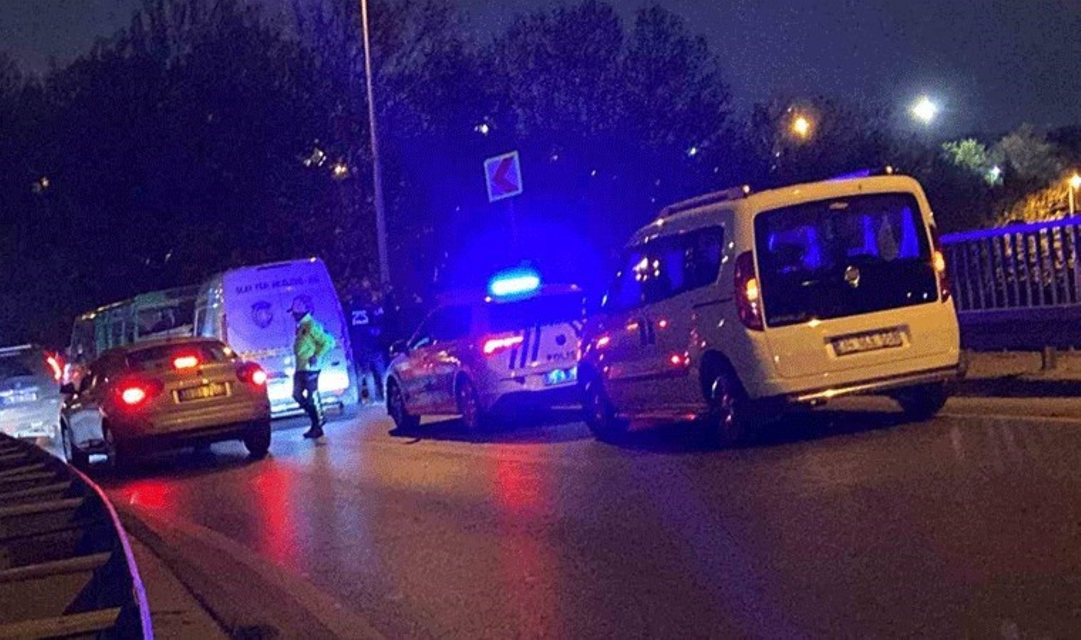 Eyüpsultan’daki feci kazada virajı alamayan motosiklet bariyere çarptı: 1 meyyit, 1 yaralı